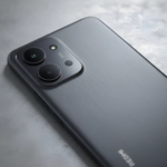 Detalhe da câmera traseira do celular Xiaomi Redmi 15C preto